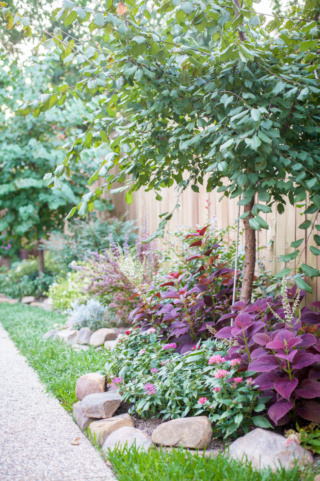 Inspiration for a mid-sized transitional full sun backyard landscaping in Dallas.