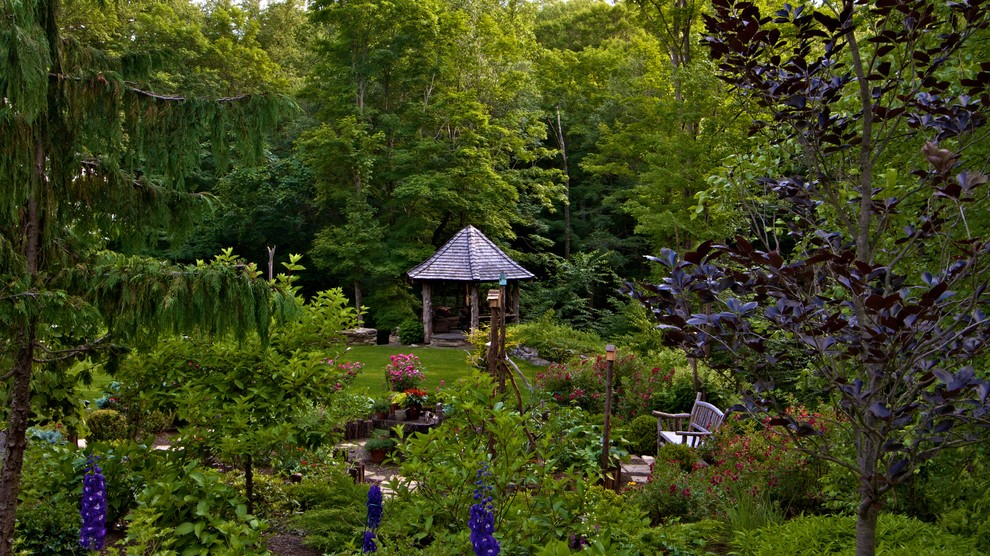 Idee per un giardino rustico dietro casa con un ingresso o sentiero