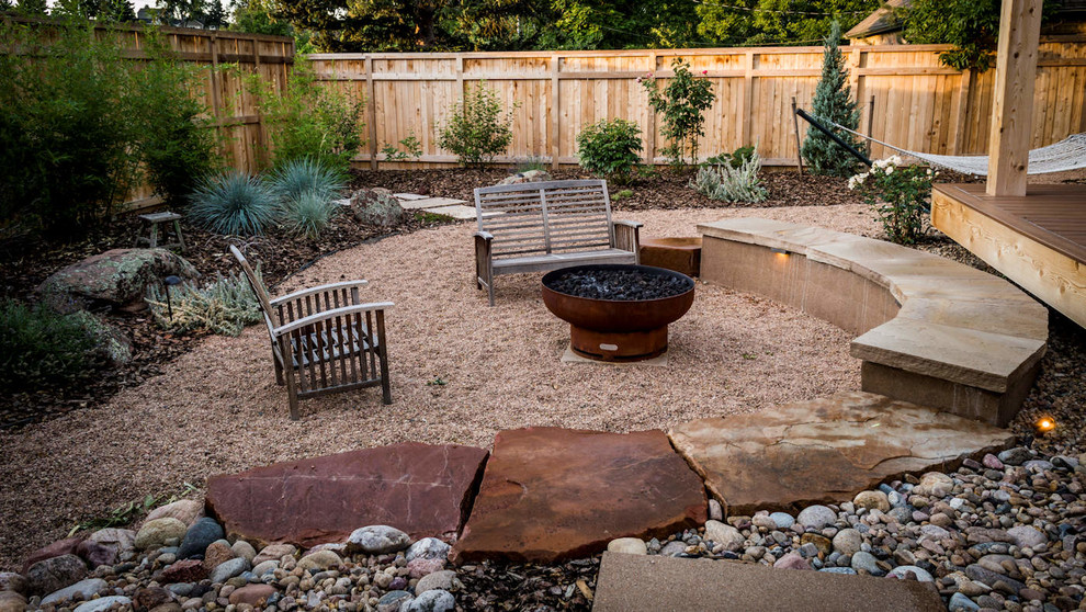 Foto de jardín de secano de tamaño medio en verano en patio trasero con brasero, exposición total al sol y gravilla