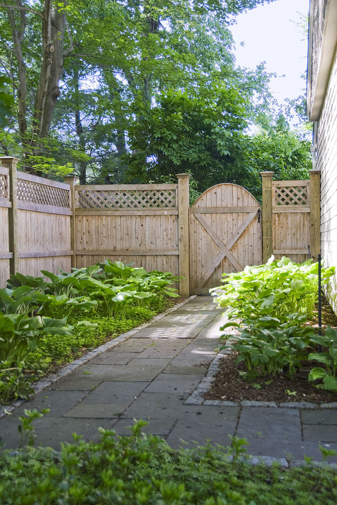 Стильный дизайн: летний участок и сад среднего размера на заднем дворе в классическом стиле с садовой дорожкой или калиткой, полуденной тенью и покрытием из каменной брусчатки - последний тренд
