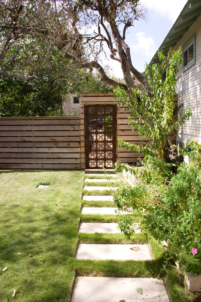 Design ideas for an eclectic courtyard landscaping in Austin.