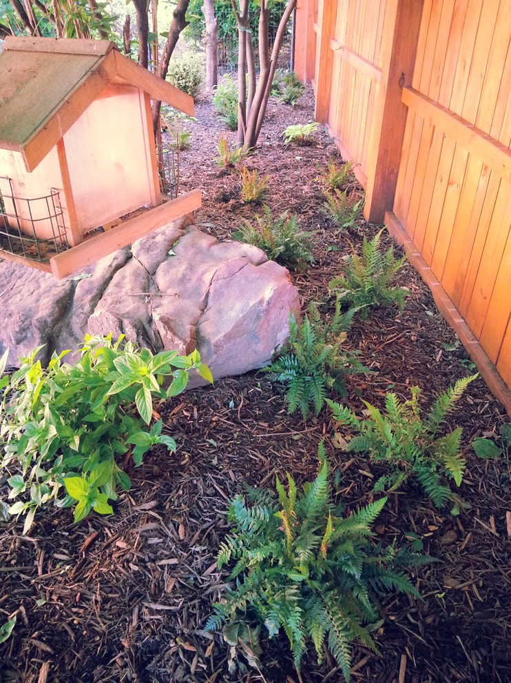 Esempio di un piccolo giardino chic esposto in pieno sole dietro casa con pavimentazioni in mattoni