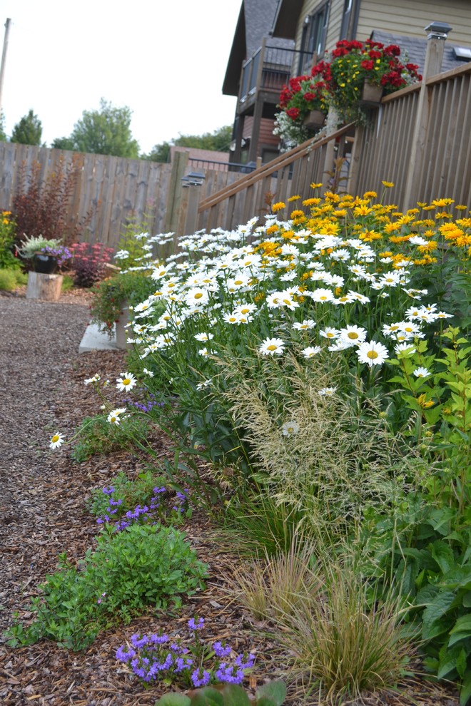 Design ideas for a rustic landscaping in Vancouver.