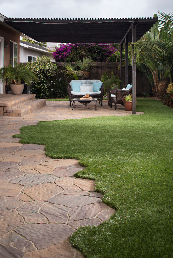 На фото: участок и сад на заднем дворе в современном стиле с мощением тротуарной плиткой