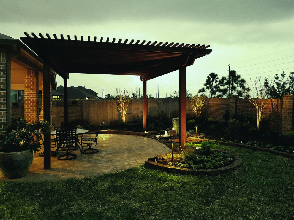 Geometrischer, Mittelgroßer, Halbschattiger Garten hinter dem Haus mit Sichtschutz und Pflastersteinen in Houston