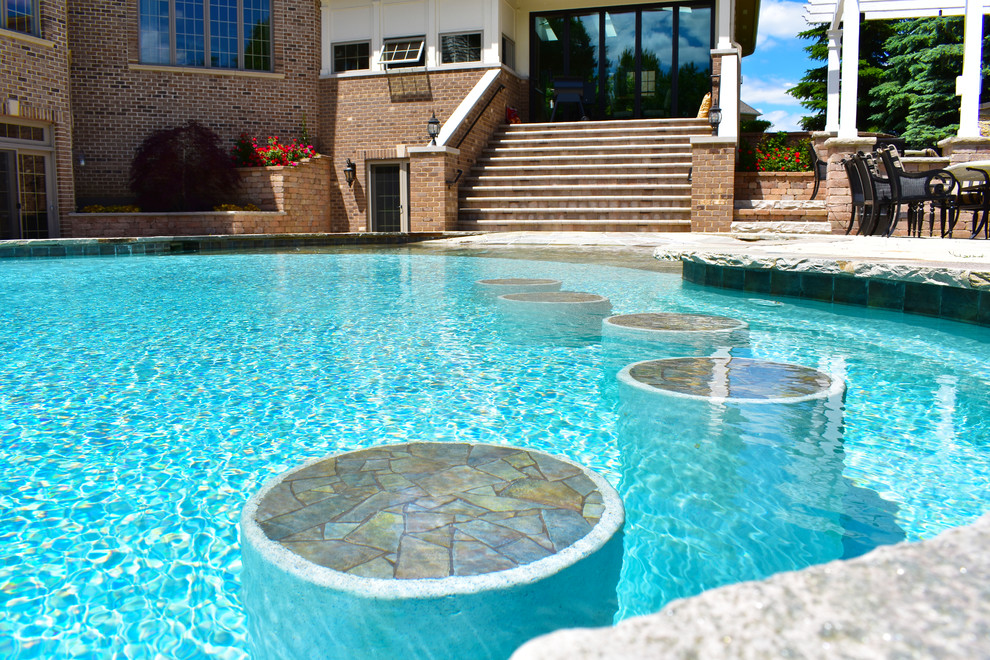 На фото: бассейн среднего размера на заднем дворе в классическом стиле с мощением клинкерной брусчаткой