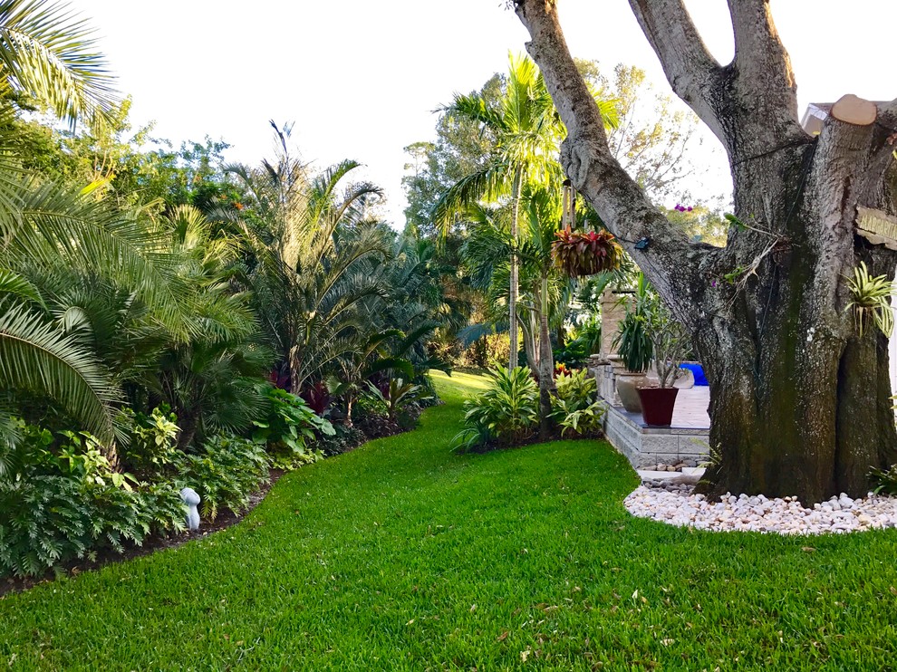 Стильный дизайн: большой летний регулярный сад на заднем дворе в морском стиле с полуденной тенью и мульчированием - последний тренд