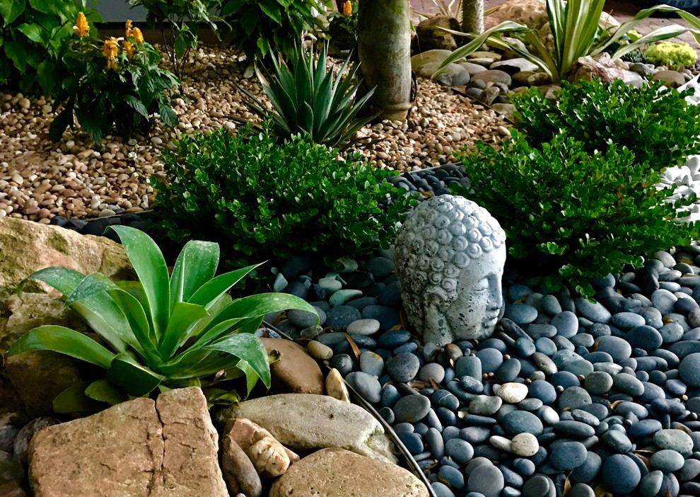 Design ideas for a large world-inspired back formal partial sun garden for summer in Orlando with mulch.