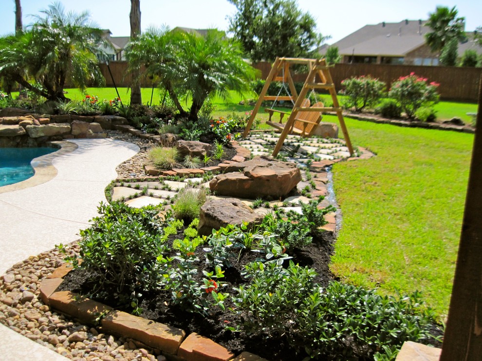 Идея дизайна: солнечный, осенний участок и сад на заднем дворе в морском стиле с хорошей освещенностью