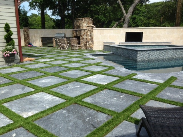 Foto di un giardino xeriscape minimal esposto in pieno sole di medie dimensioni e dietro casa con un caminetto e pavimentazioni in pietra naturale