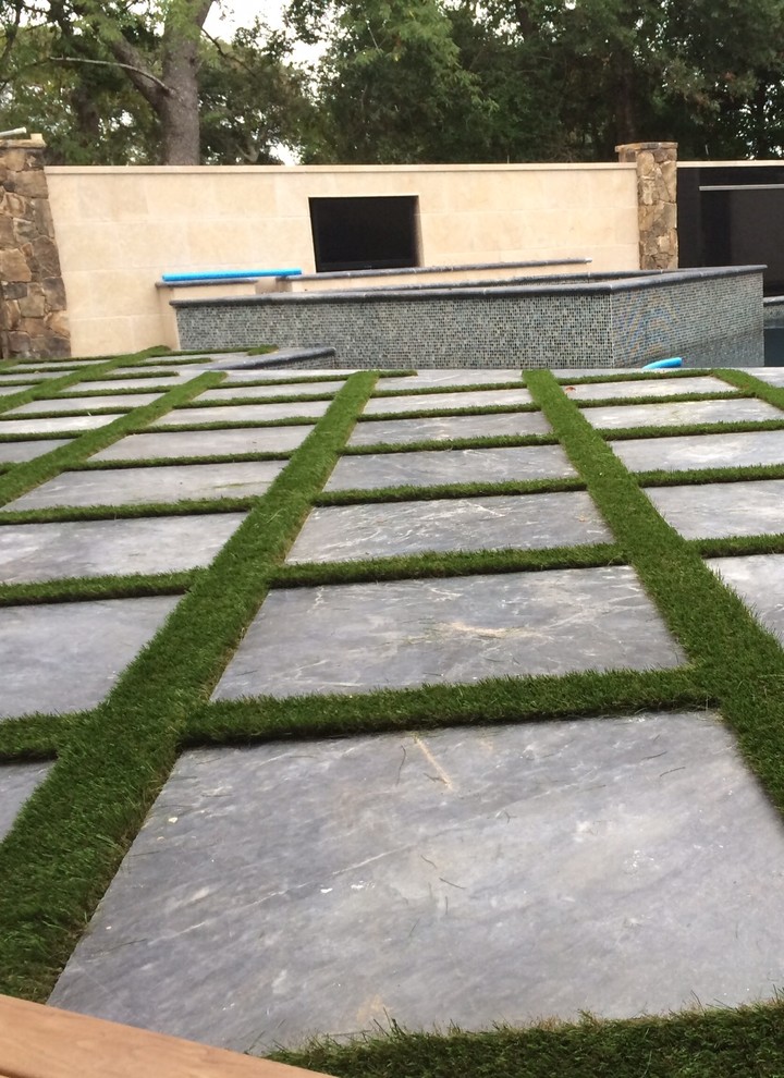 Foto di un giardino xeriscape design esposto in pieno sole di medie dimensioni e dietro casa con un caminetto e pavimentazioni in pietra naturale