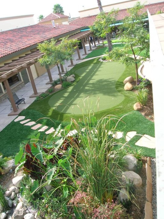 Foto di un grande giardino chic in cortile con pavimentazioni in pietra naturale