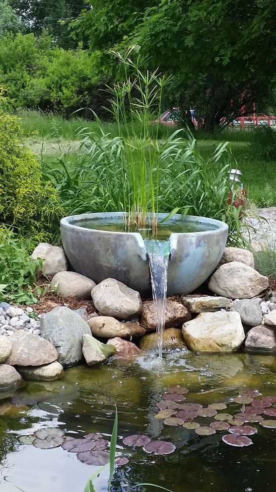 Immagine di un grande laghetto da giardino chic esposto in pieno sole dietro casa in estate con pacciame