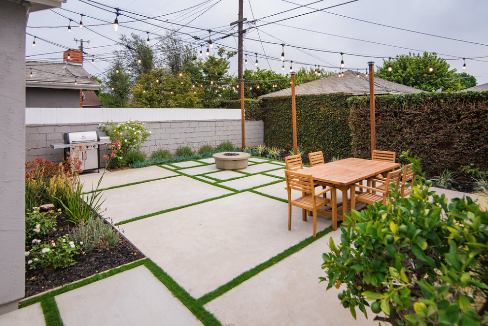 Пример оригинального дизайна: маленький весенний регулярный сад на заднем дворе в современном стиле с местом для костра, полуденной тенью и мощением тротуарной плиткой для на участке и в саду