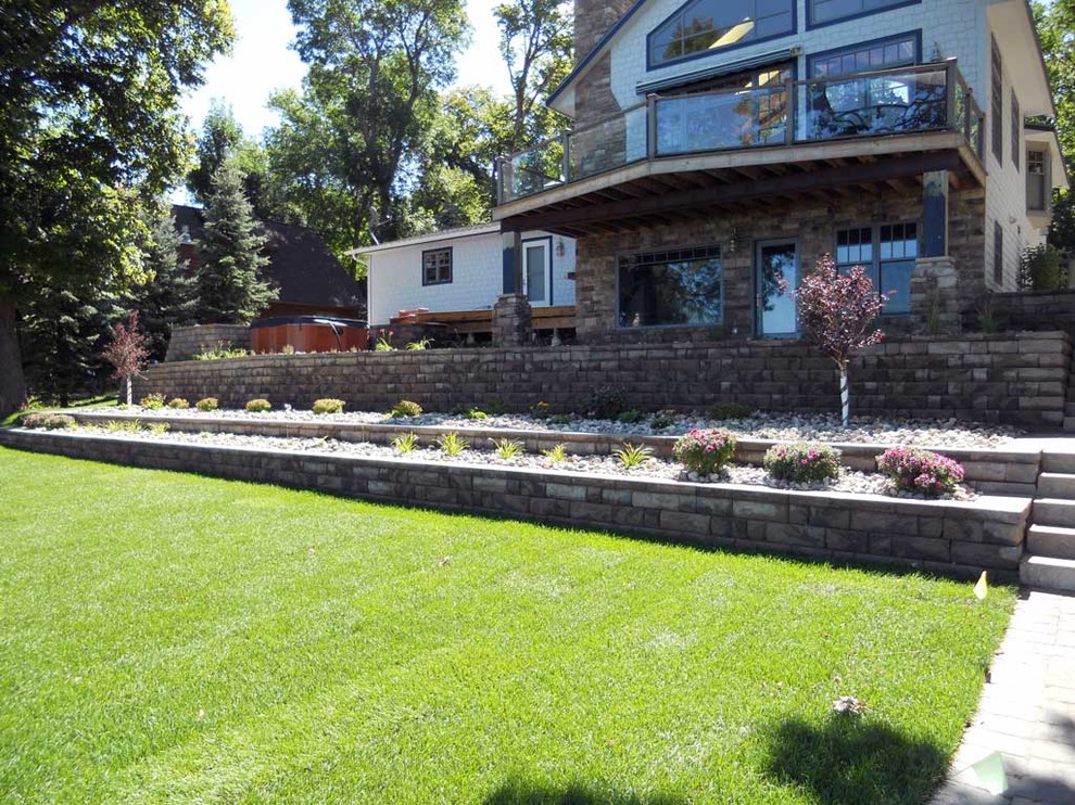 Пример оригинального дизайна: участок и сад среднего размера на заднем дворе в классическом стиле с подпорной стенкой