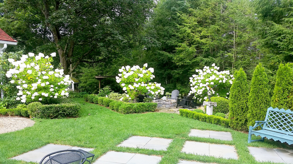 Стильный дизайн: большой летний регулярный сад на заднем дворе в классическом стиле с садовой дорожкой или калиткой, полуденной тенью и покрытием из каменной брусчатки - последний тренд
