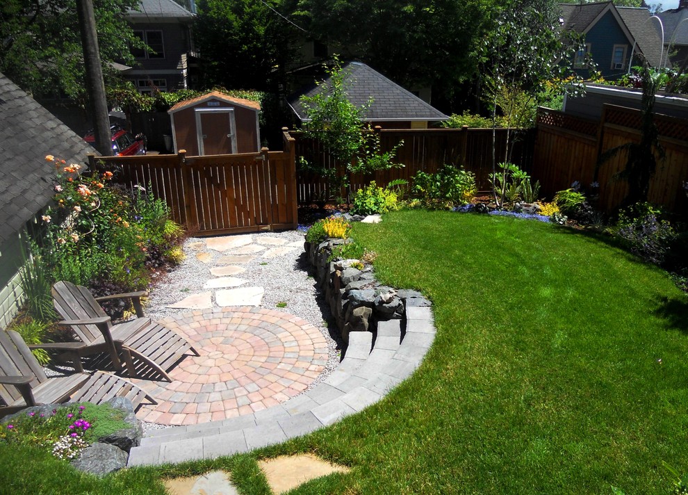 Design ideas for a traditional landscaping in Seattle.