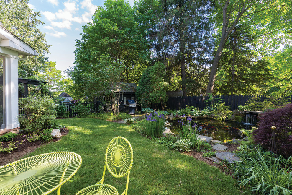 Стильный дизайн: большой летний участок и сад на заднем дворе в классическом стиле с полуденной тенью и покрытием из каменной брусчатки - последний тренд