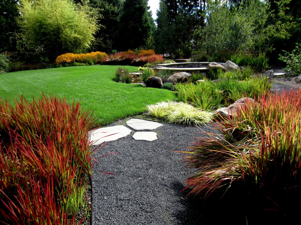 Esempio di un grande giardino contemporaneo esposto in pieno sole dietro casa in estate con pavimentazioni in pietra naturale