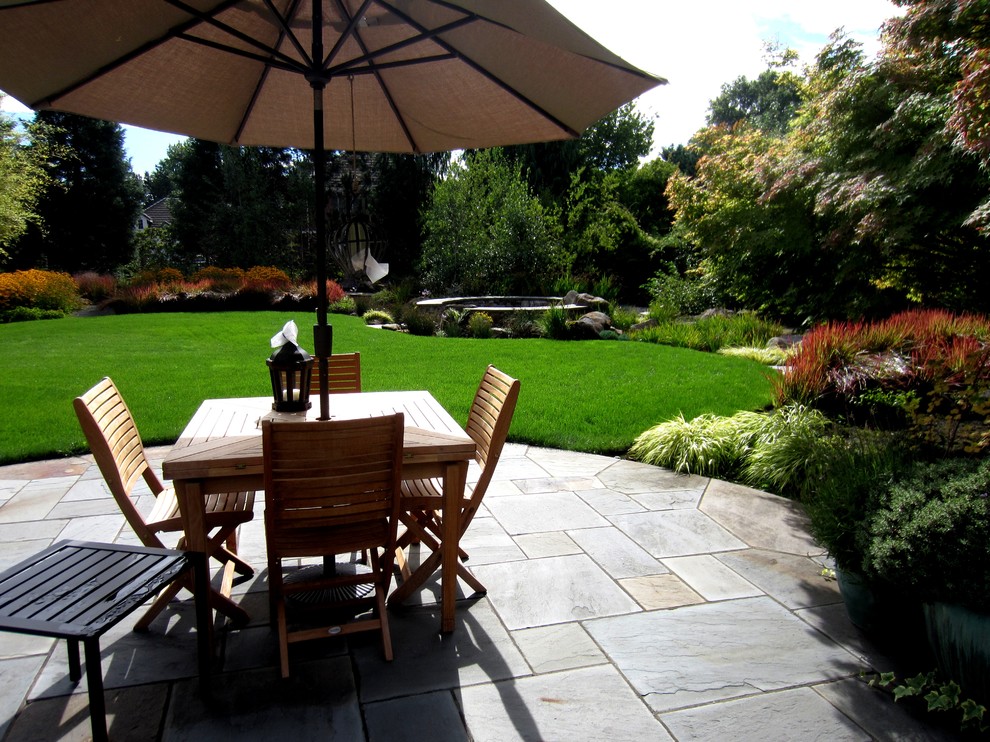 Ispirazione per un giardino minimal esposto in pieno sole di medie dimensioni e dietro casa in estate con pavimentazioni in pietra naturale