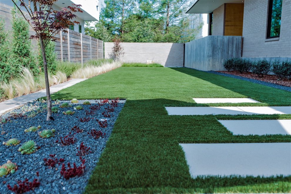 На фото: маленький регулярный сад на заднем дворе в стиле модернизм с садовой дорожкой или калиткой, полуденной тенью и мощением тротуарной плиткой для на участке и в саду с