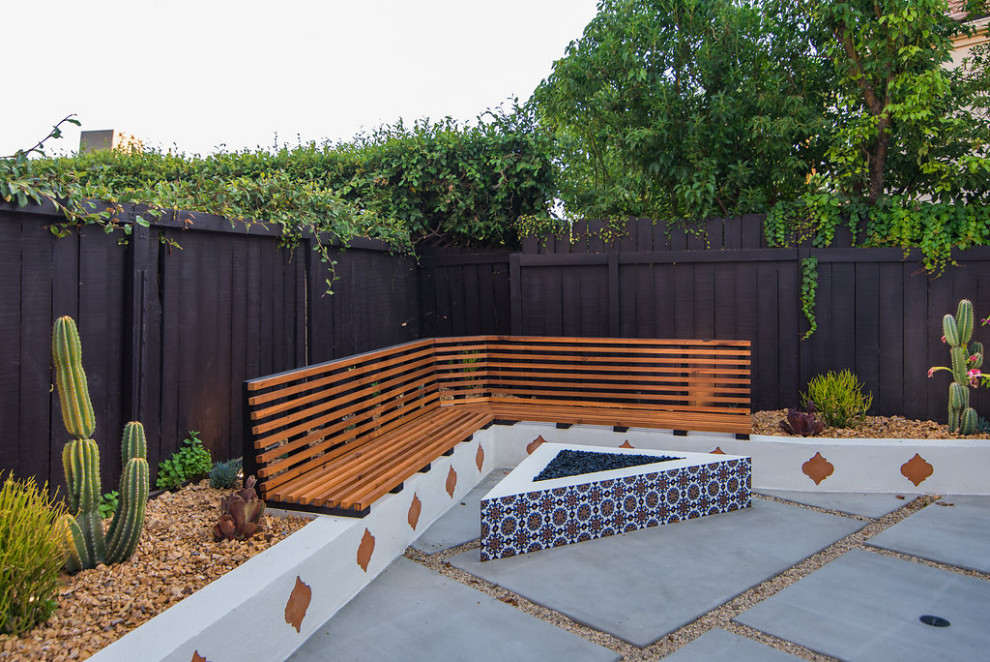Стильный дизайн: маленький весенний засухоустойчивый сад на заднем дворе в современном стиле с пустынными растениями, полуденной тенью и мощением тротуарной плиткой для на участке и в саду - последний тренд
