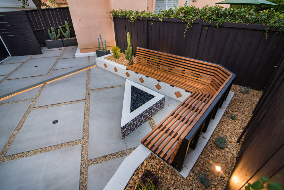 Пример оригинального дизайна: маленький весенний засухоустойчивый сад на заднем дворе в современном стиле с пустынными растениями, полуденной тенью и мощением тротуарной плиткой для на участке и в саду