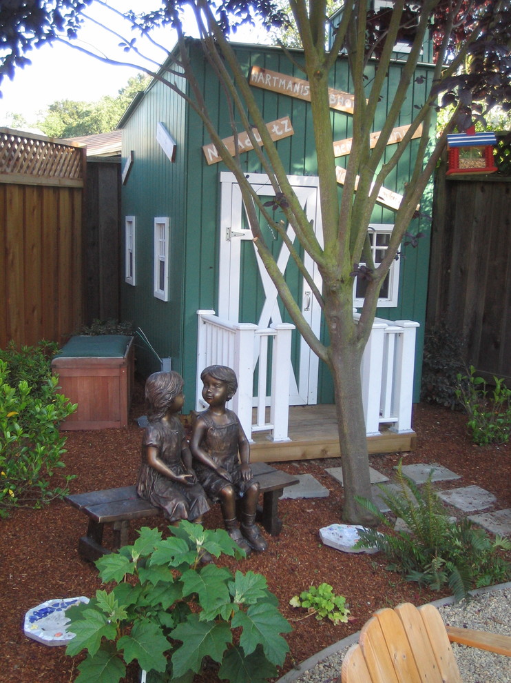 Пример оригинального дизайна: участок и сад среднего размера в современном стиле с детским городком