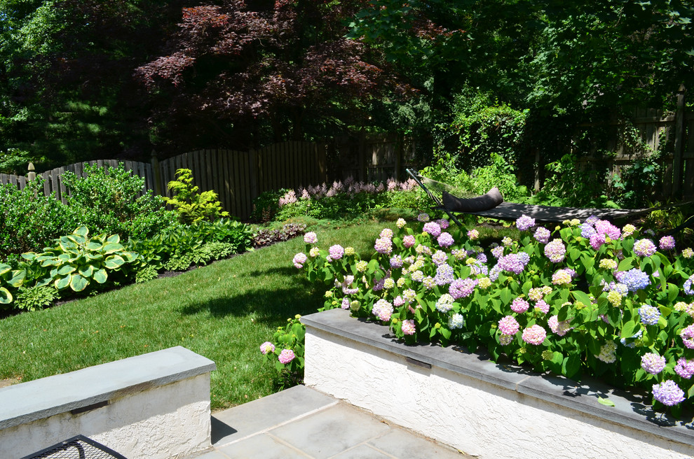Источник вдохновения для домашнего уюта: садовый фонтан на заднем дворе в стиле неоклассика (современная классика) с покрытием из каменной брусчатки