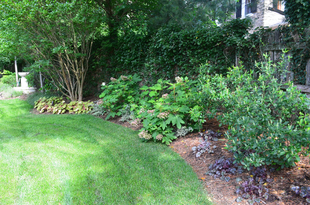 На фото: участок и сад на заднем дворе в классическом стиле с полуденной тенью с