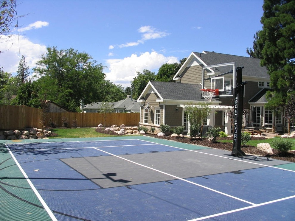 На фото: солнечная спортивная площадка среднего размера на заднем дворе в стиле кантри с хорошей освещенностью с