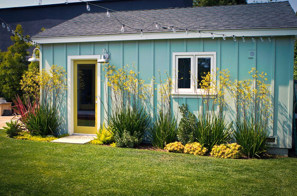 Стильный дизайн: маленький солнечный засухоустойчивый сад на заднем дворе в стиле модернизм с клумбами и хорошей освещенностью для на участке и в саду - последний тренд