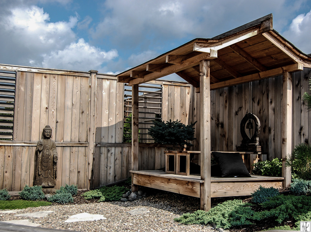 Idee per un giardino xeriscape esposto in pieno sole di medie dimensioni e dietro casa in estate con pedane