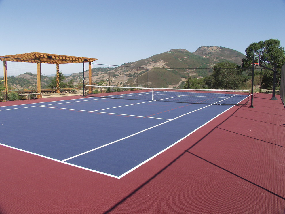 Idee per un ampio campo sportivo esterno mediterraneo esposto in pieno sole dietro casa