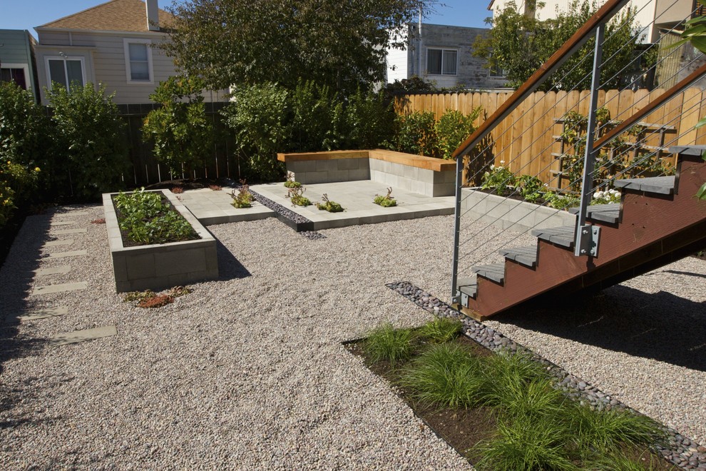 Idéer för en liten modern bakgård i full sol, med en köksträdgård och grus
