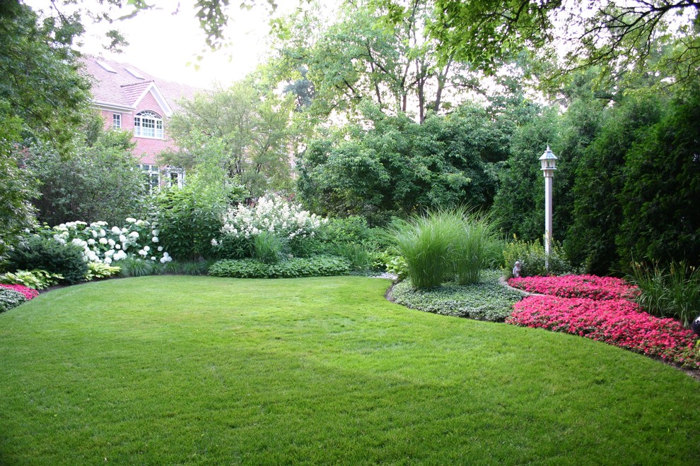 Design ideas for a traditional garden in Chicago.