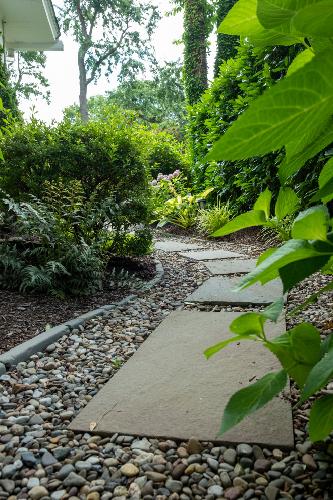 Mittelgroßer, Halbschattiger Stilmix Garten neben dem Haus mit Gehweg, Natursteinplatten und Auffahrt in New York