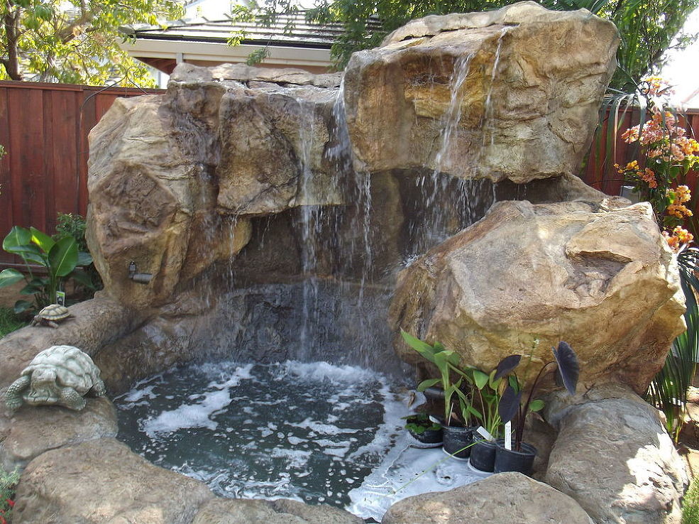 На фото: садовый фонтан среднего размера в морском стиле с