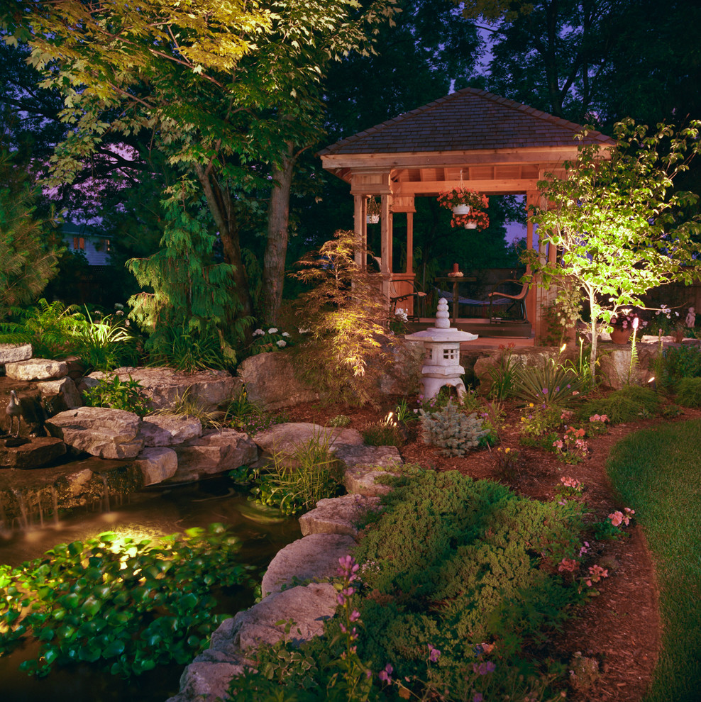 Свежая идея для дизайна: садовый фонтан в восточном стиле - отличное фото интерьера