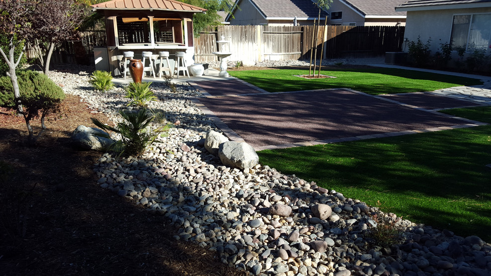 Photo of a mid-sized transitional partial sun backyard landscaping in Los Angeles.