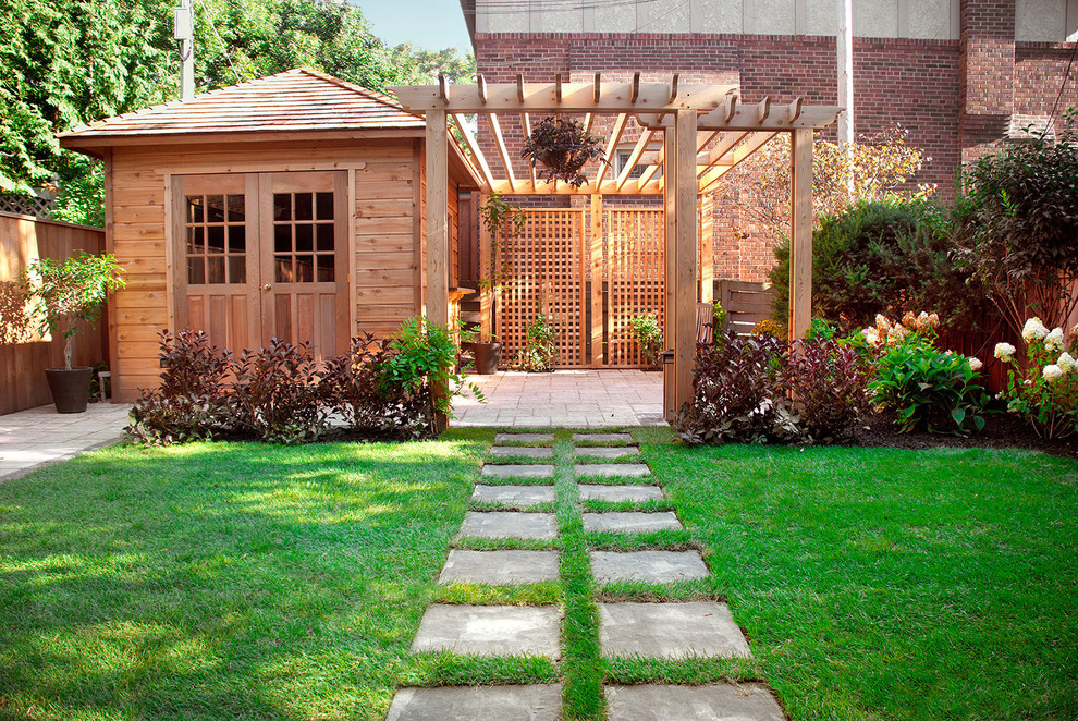 Пример оригинального дизайна: участок и сад на заднем дворе в классическом стиле с с перголой
