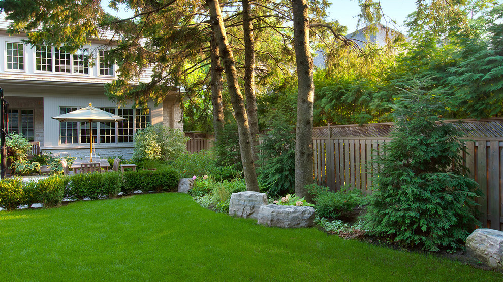 Свежая идея для дизайна: участок и сад на заднем дворе в классическом стиле с забором - отличное фото интерьера