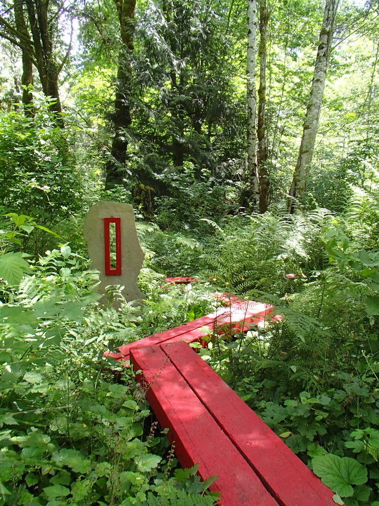Immagine di un giardino eclettico con un ingresso o sentiero e pedane