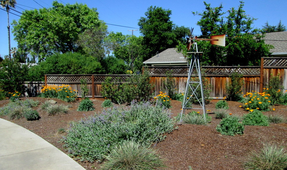 Idee per un giardino country esposto in pieno sole davanti casa in primavera