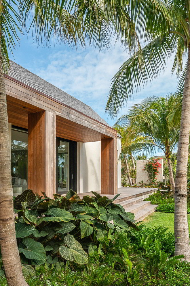 Immagine di un ampio giardino costiero esposto in pieno sole dietro casa con pedane