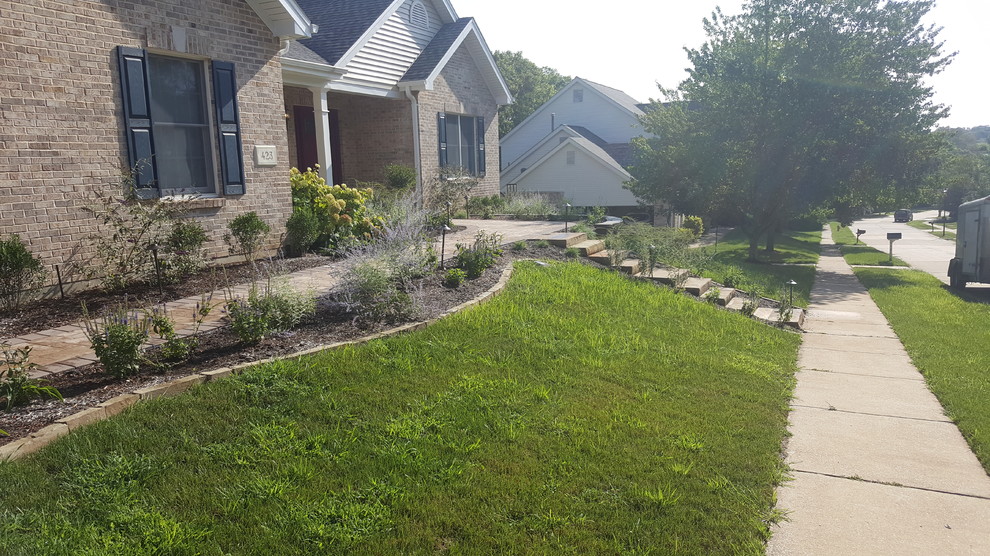 Geometrischer, Großer Uriger Garten im Sommer mit direkter Sonneneinstrahlung und Betonboden in St. Louis