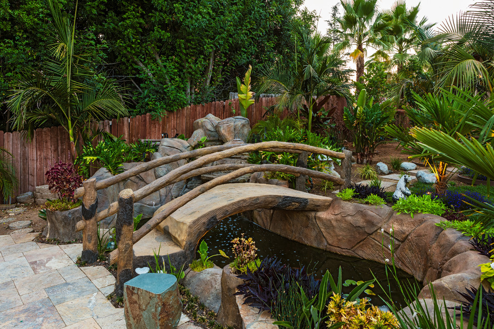 Foto di un laghetto da giardino tropicale esposto a mezz'ombra di medie dimensioni e dietro casa