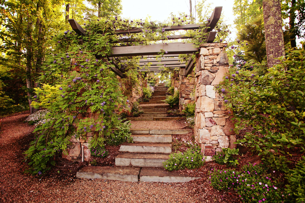 На фото: огромный тенистый, весенний участок и сад на склоне в классическом стиле с садовой дорожкой или калиткой и покрытием из каменной брусчатки