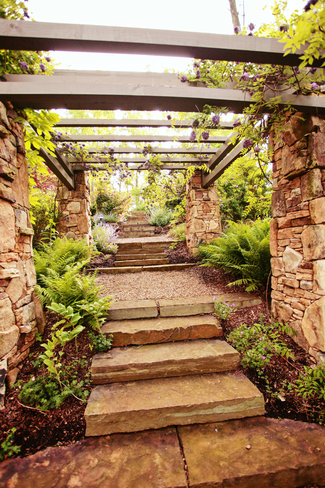 Idee per un ampio giardino classico in ombra in primavera con un ingresso o sentiero, un pendio, una collina o una riva e pavimentazioni in pietra naturale