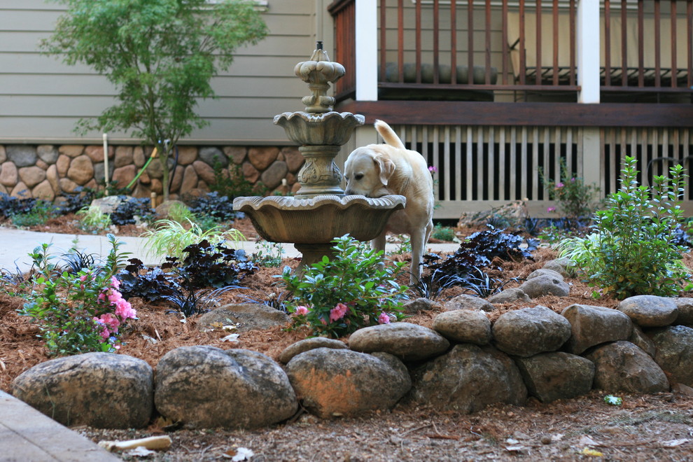 Idéer för att renovera en mellanstor vintage trädgård framför huset, med en fontän